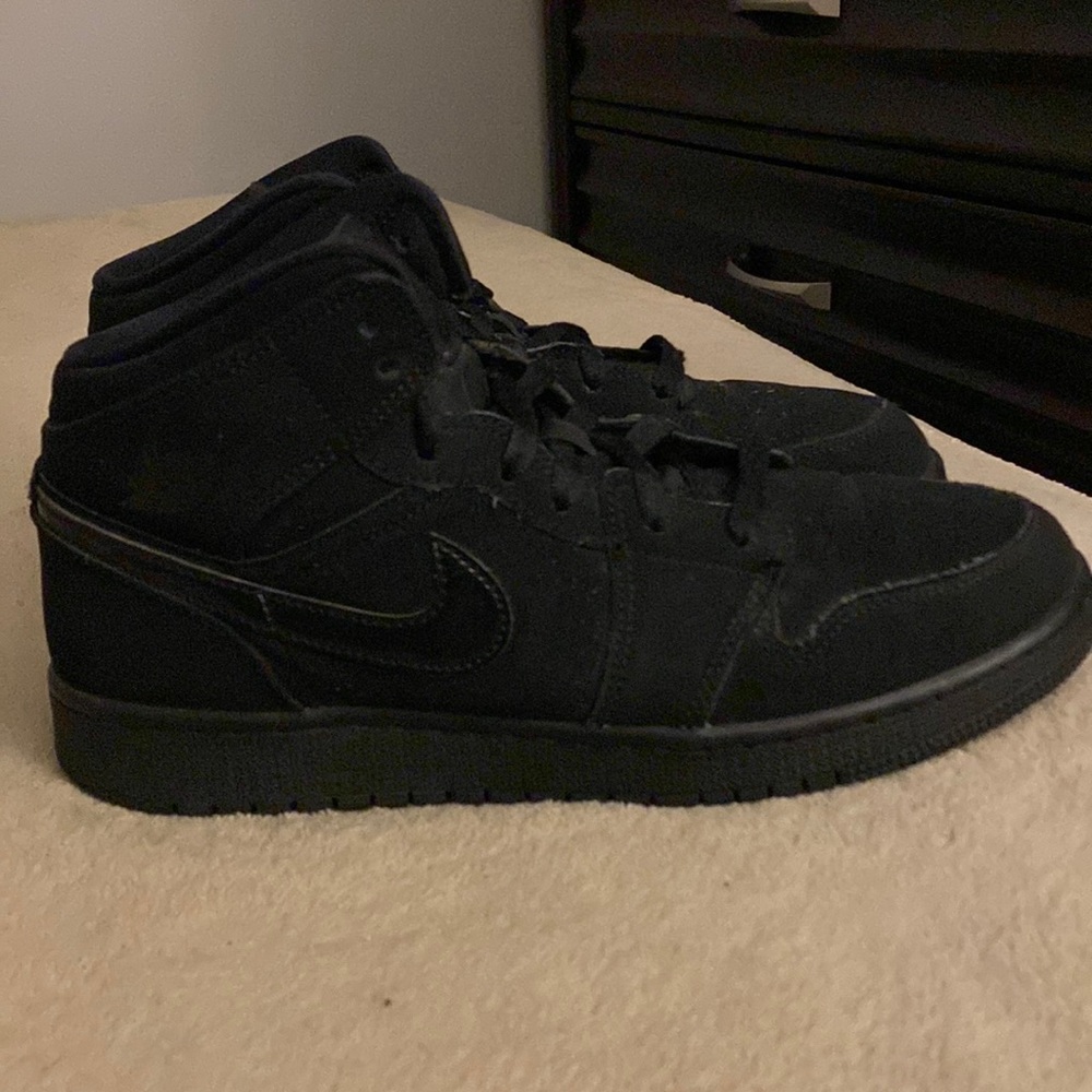 Black Jordan Nike Air 1 Mid BG. Good condition. Size 7y.